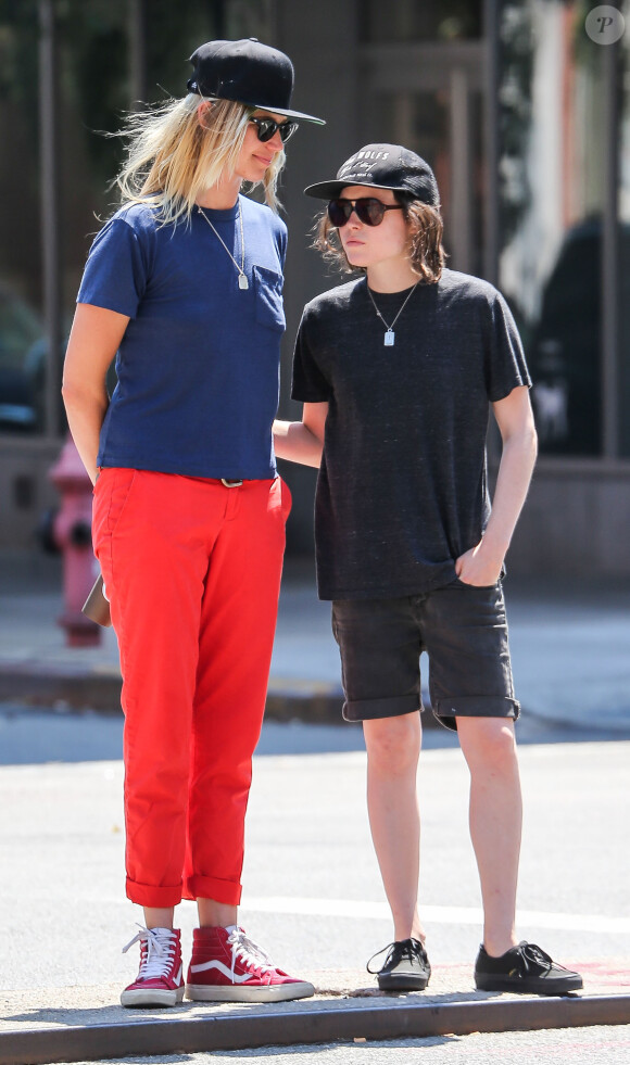 Ellen Page se promène avec sa petite-amie Samantha Thomas à New York, le 3 août 2015.
