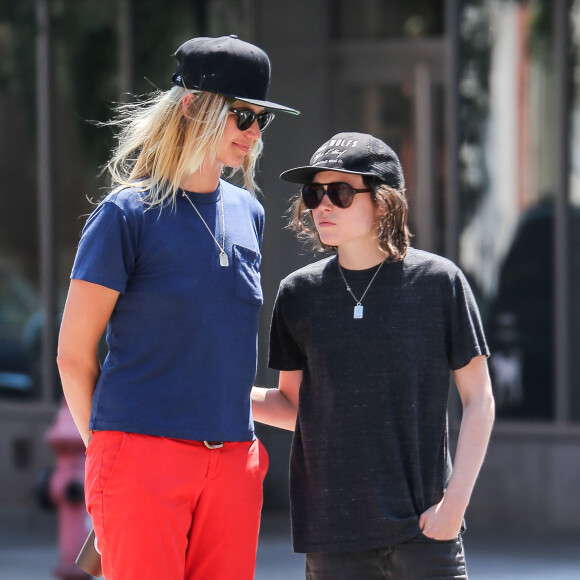 Ellen Page se promène avec sa petite-amie Samantha Thomas à New York, le 3 août 2015.