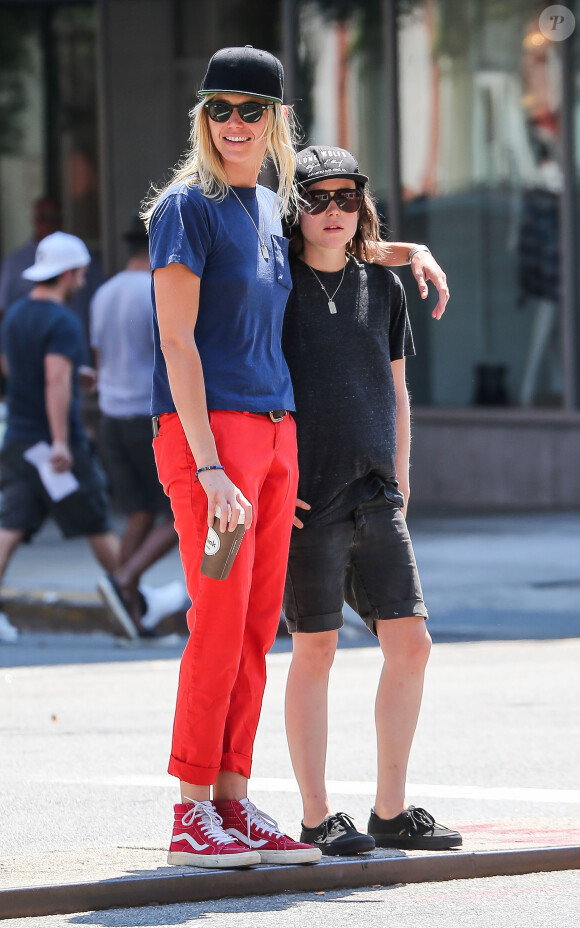 Ellen Page se promène avec sa petite-amie Samantha Thomas à New York, le 3 août 2015.