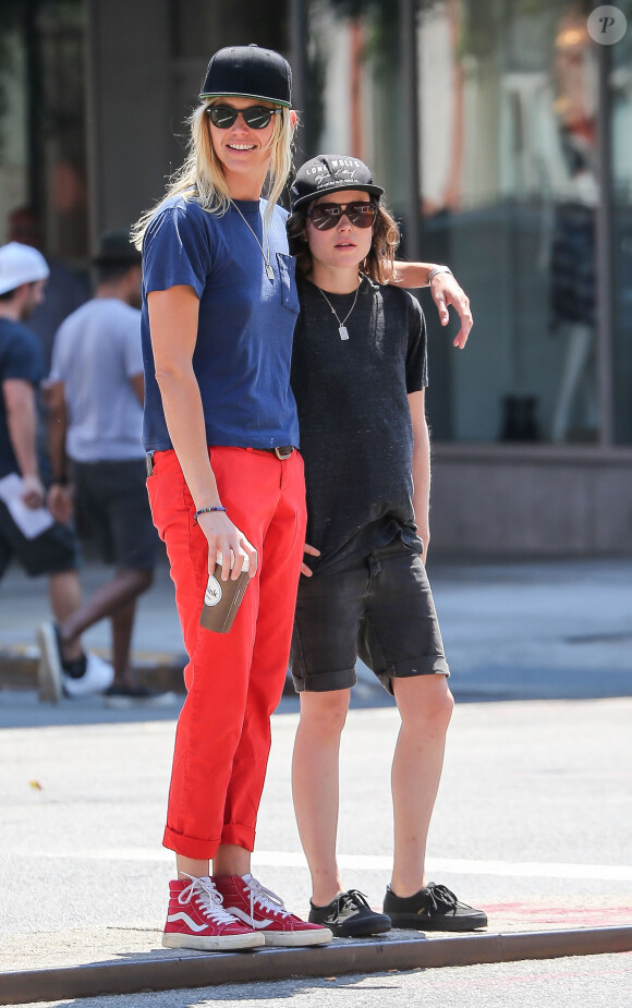 Ellen Page se promène avec sa petite-amie Samantha Thomas à New York, le 3 août 2015.