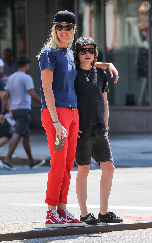 Ellen Page se promène avec sa petite-amie Samantha Thomas à New York, le 3 août 2015.