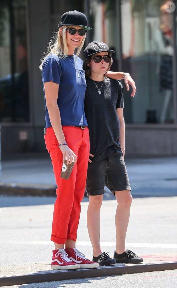 Ellen Page se promène avec sa petite-amie Samantha Thomas à New York, le 3 août 2015.