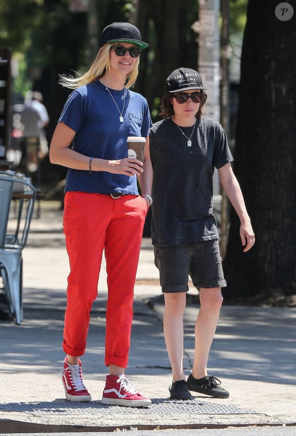 Ellen Page se promène avec sa petite-amie Samantha Thomas à New York, le 3 août 2015.