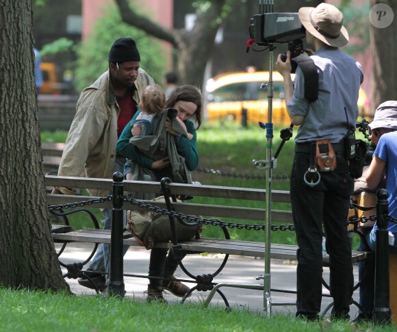 Ellen Page tourne une scène avec un enfant pour le film "Tallulah" à Washington Square Park à New York le 11 juin 2015