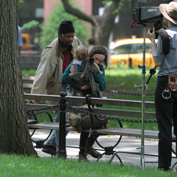 Ellen Page tourne une scène avec un enfant pour le film "Tallulah" à Washington Square Park à New York le 11 juin 2015