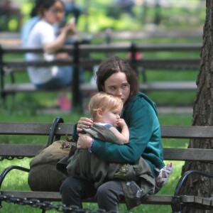 Ellen Page sur le tournage du film "Tallulah" à Washington Square Park à New York le 11 juin 2015