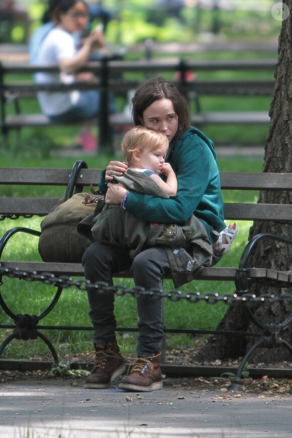 Ellen Page sur le tournage du film "Tallulah" à Washington Square Park à New York le 11 juin 2015