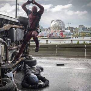 Ryan Reynolds en action dans Deadpool.