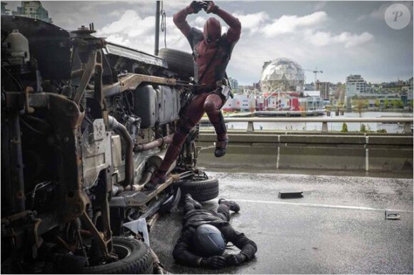 Ryan Reynolds en action dans Deadpool.