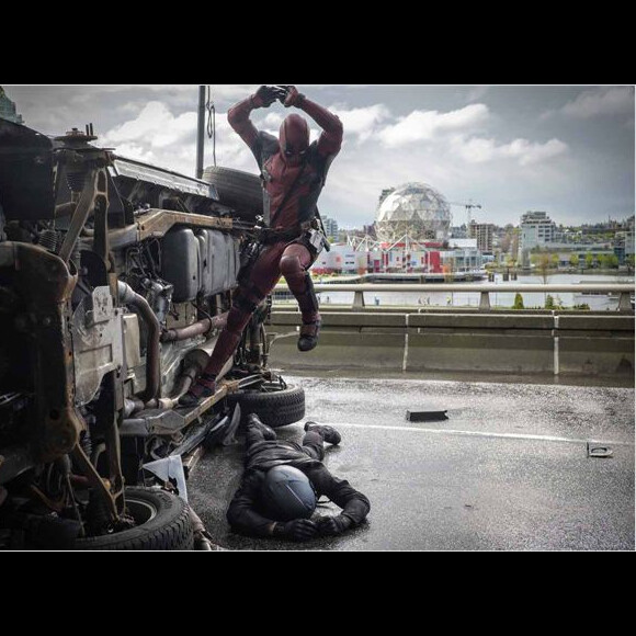 Ryan Reynolds en action dans Deadpool.