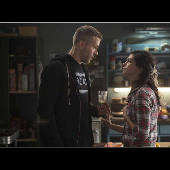Ryan Reynolds et Morena Baccarin dans Deadpool.