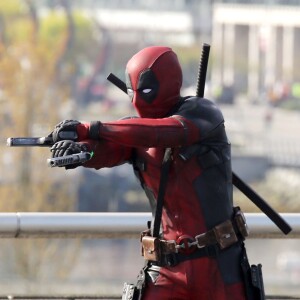 Ryan Reynolds tourne des scènes d'action du film "Deadpool" sur un viaduc à Vancouver, le 7 avril 2015 dans le rôle du mercenaire Marvel. 