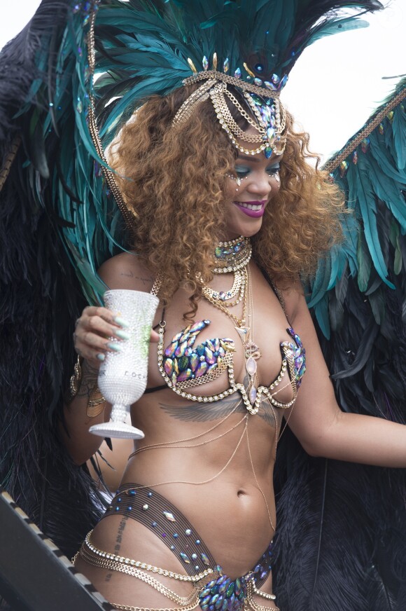 Rihanna participe à la parade du Grand Kadooment lors du Crop Over Festival, à la Barbade. Bridgetown (capitale de la Barbade), le 3 août 2015.