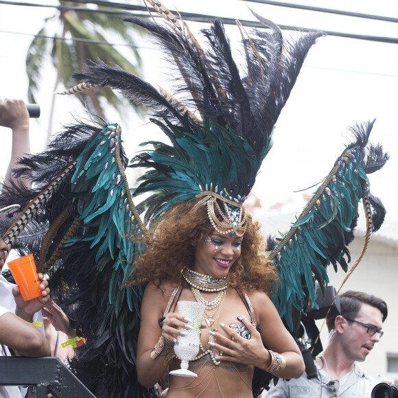 Rihanna participe à la parade du Grand Kadooment lors du Crop Over Festival, à la Barbade. Bridgetown (capitale de la Barbade), le 3 août 2015.