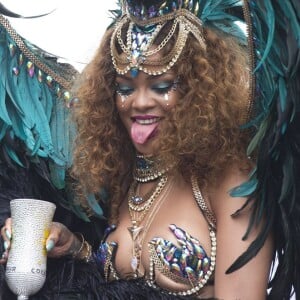 Rihanna, ultrasexy dans son costume inspirée de Jennifer Lawrence dans le film Hunger Games : Mockingjay, participe à la parade du Grand Kadooment lors du Crop Over Festival. Bridgetown (capitale de la Barbade), le 3 août 2015.