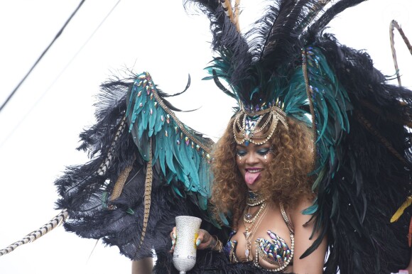 Rihanna, ultrasexy dans son costume inspirée de Jennifer Lawrence dans le film Hunger Games : Mockingjay, participe à la parade du Grand Kadooment lors du Crop Over Festival. Bridgetown (capitale de la Barbade), le 3 août 2015.