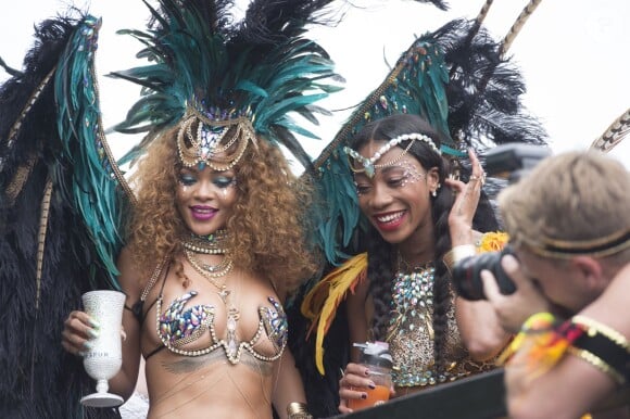 Rihanna et Melissa Forde participent à la parade du Grand Kadooment lors du Crop Over Festival, à la Barbade. Bridgetown (capitale de la Barbade), le 3 août 2015.