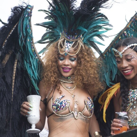 Rihanna et Melissa Forde participent à la parade du Grand Kadooment lors du Crop Over Festival, à la Barbade. Bridgetown (capitale de la Barbade), le 3 août 2015.