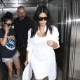 Kim Kardashian, enceinte, arrive à l'aéroport LAX de Los Angeles en provenance de la Nouvelle-Orléans. Elle porte des lunettes de soleil Céline, une chemise blanche, une robe Isabel Benenato et des sandales Hermès. Le 4 août 2015. 