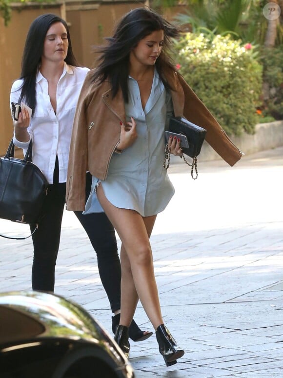 Exclusif - Selena Gomez se rend au centre commercial Saks Fifth Avenue à Beverly Hills, habillée d'un perfecto, d'une chemise et de bottines vernies Topshop. L'actrice-chanteuse de 23 ans tient à la main un sac matelassé Chanel. Le 31 juillet 2015.