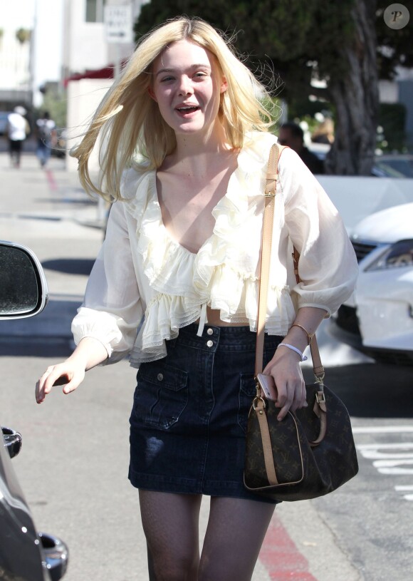 Elle Fanning en pleine séance de shopping à Los Angeles le 25 Juillet 2015