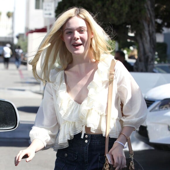 Elle Fanning en pleine séance de shopping à Los Angeles le 25 Juillet 2015