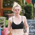  Exclusif - Elle Fanning, en tenue de sport, s'est arr&ecirc;t&eacute;e prendre un smoothie apr&egrave;s son cours de gym &agrave; Los Angeles le 22 juillet 2015 