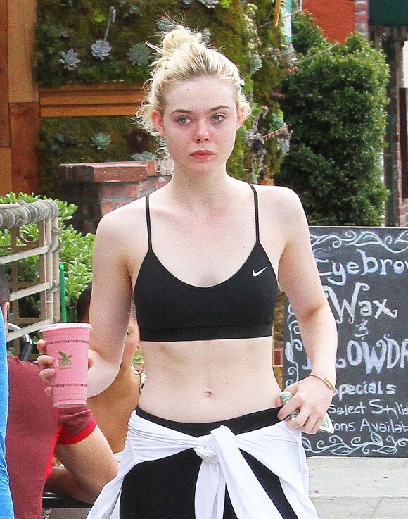Exclusif - Elle Fanning, en tenue de sport, s'est arrêtée prendre un smoothie après son cours de gym à Los Angeles le 22 juillet 2015