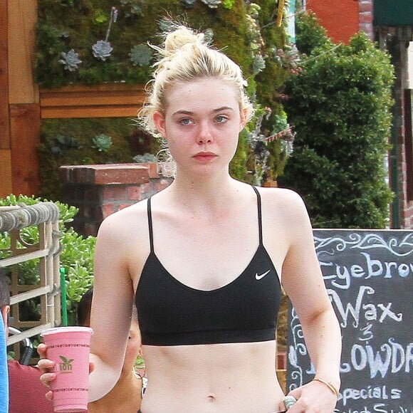 Exclusif - Elle Fanning, en tenue de sport, s'est arrêtée prendre un smoothie après son cours de gym à Los Angeles le 22 juillet 2015