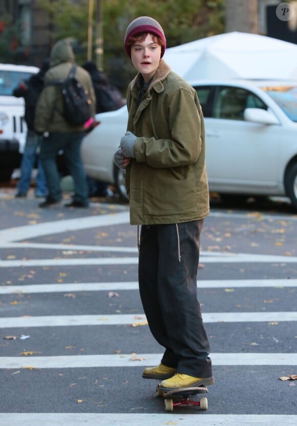 Elle Fanning sur le tournage avec Naomi Watts de leur nouveau film "Three Generations" à New York, le 19 novembre 2014. 