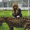 Khloé Kardashian rencontre les animaux reccueillis par la fondation Black Jaguar White Tiger, à Mexico City. Photo publiée le 6 août 2015.
