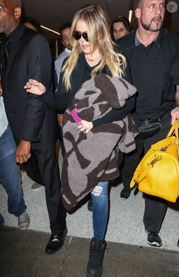 Khloé Kardashian arrive à l'aéroport LAX de Los Angeles, en provenance de Mexico City. Le 6 août 2015.
