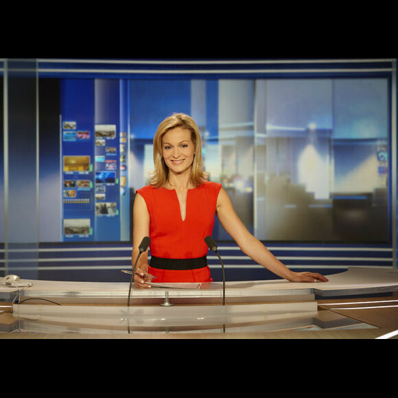 La journaliste Audrey Crespo-Mara, sur le plateau du JT de TF1.