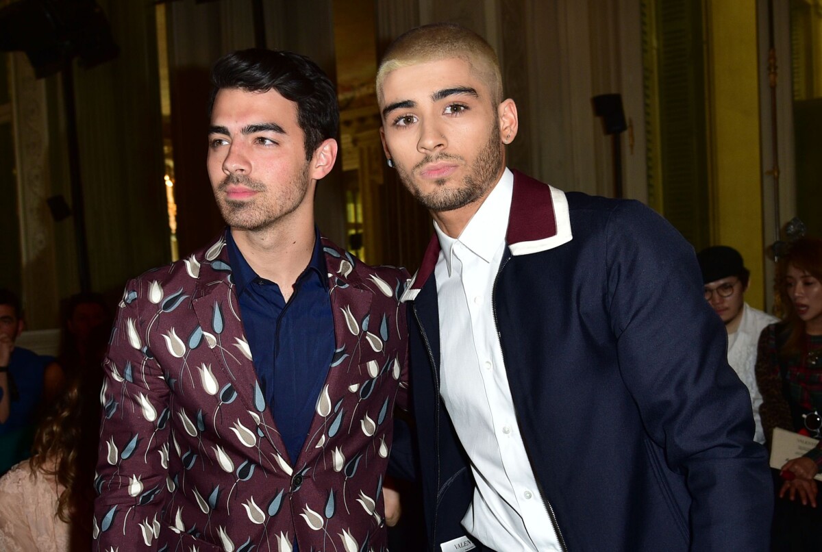 Photo Joe Jonas Et Zayn Malik People Au Défilé De Mode Masculine Valentino Pap Printemps 