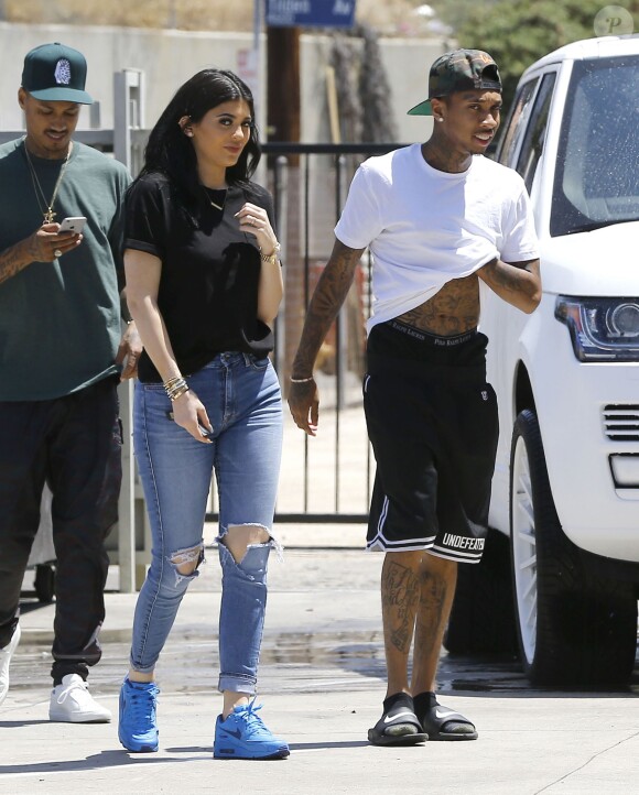 Kylie Jenner et son petit ami Tyga s'arrêtent chez un concessionnaire pour récupérer une Range Rover à Los Angeles, le 7 aout 2015