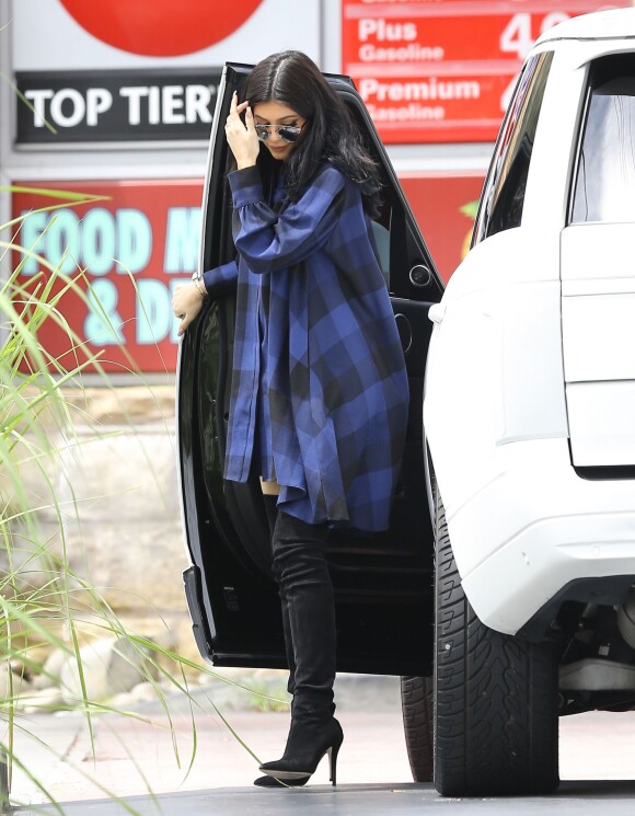 Exclusif - Kylie Jenner prend de l'essence avant de se rendre à la boutique DASH à Los Angeles, le 6 août 2015. 
