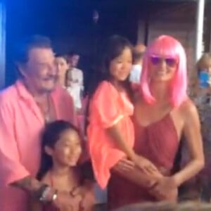 Johnny et Laeticia Hallyday avec Jade et Joy devant leur gâteau d'anniversaire, tout rose. Ils avaient organisé le vendredi 7 août 2015 une fabuleuse Pink Party dans leur maison de Saint-Barthélemy pour fêter comme chaque année les anniversaires de leurs filles Jade (11 ans) et Joy (7 ans). Photo Instagram.