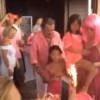 Johnny et Laeticia Hallyday avec Jade et Joy devant leur gâteau d'anniversaire, tout rose. Ils avaient organisé le vendredi 7 août 2015 une fabuleuse Pink Party dans leur maison de Saint-Barthélemy pour fêter comme chaque année les anniversaires de leurs filles Jade (11 ans) et Joy (7 ans). Photo Instagram.