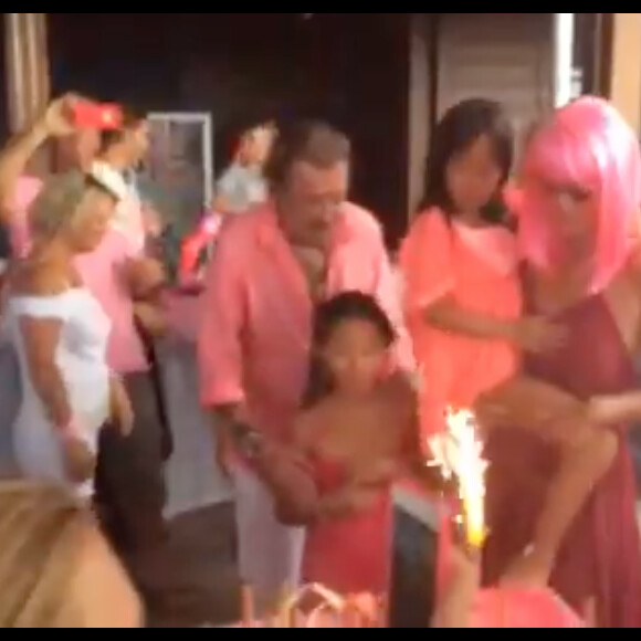 Johnny et Laeticia Hallyday avec Jade et Joy devant leur gâteau d'anniversaire, tout rose. Ils avaient organisé le vendredi 7 août 2015 une fabuleuse Pink Party dans leur maison de Saint-Barthélemy pour fêter comme chaque année les anniversaires de leurs filles Jade (11 ans) et Joy (7 ans). Photo Instagram.