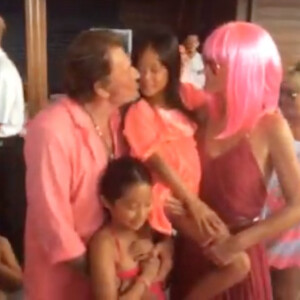 Johnny et Laeticia Hallyday avec Jade et Joy devant leur gâteau d'anniversaire, tout rose. Ils avaient organisé le vendredi 7 août 2015 une fabuleuse Pink Party dans leur maison de Saint-Barthélemy pour fêter comme chaque année les anniversaires de leurs filles Jade (11 ans) et Joy (7 ans). Photo Instagram.