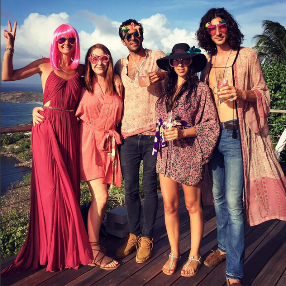 Johnny et Laeticia Hallyday, qui pose ici avec des amis, avaient organisé le vendredi 7 août 2015 une fabuleuse Pink Party dans leur maison de Saint-Barthélemy pour fêter comme chaque année les anniversaires de leurs filles Jade (11 ans) et Joy (7 ans). Photo Instagram Laeticia Hallyday.