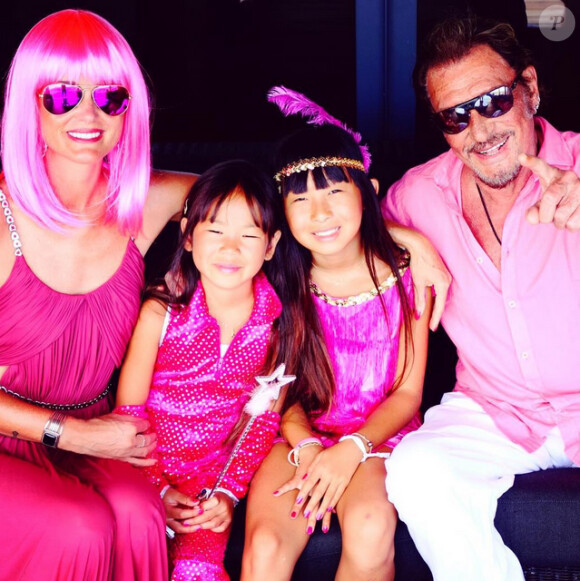 Johnny et Laeticia Hallyday, tout de rose vêtus avec Joy et Jade, avaient organisé le vendredi 7 août 2015 une fabuleuse Pink Party dans leur maison de Saint-Barthélemy pour fêter comme chaque année les anniversaires de leurs filles Jade (11 ans) et Joy (7 ans). Photo Instagram Laeticia Hallyday.