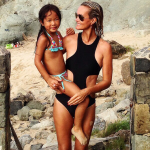 Laeticia Hallyday avec sa fille Joy, photo publiée pour ses 7 ans fin juillet. Johnny et Laeticia Hallyday ont organisé le vendredi 7 août 2015 une fabuleuse Pink Party dans leur maison de Saint-Barthélemy pour fêter comme chaque année les anniversaires de leurs filles Jade (11 ans) et Joy (7 ans). Photo Instagram.
