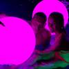 Johnny et Laeticia Hallyday, fin de soirée rose dans la piscine... Ils avaient organisé le vendredi 7 août 2015 une fabuleuse Pink Party dans leur maison de Saint-Barthélemy pour fêter comme chaque année les anniversaires de leurs filles Jade (11 ans) et Joy (7 ans). Photo Instagram Johnny Hallyday.