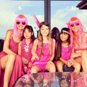 Johnny et Laeticia Hallyday, ici avec son amie Marie Poniatowski et leurs filles, avaient organisé le vendredi 7 août 2015 une fabuleuse Pink Party dans leur maison de Saint-Barthélemy pour fêter comme chaque année les anniversaires de leurs filles Jade (11 ans) et Joy (7 ans). Photo Instagram.