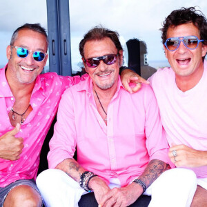 Johnny, ici entouré de Pierre Rambaldi et Simon Paul Cohen, et Laeticia Hallyday avaient organisé le vendredi 7 août 2015 une fabuleuse Pink Party dans leur maison de Saint-Barthélemy pour fêter comme chaque année les anniversaires de leurs filles Jade (11 ans) et Joy (7 ans). Photo Instagram.