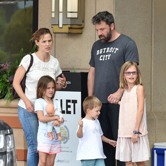 Ben Affleck et Jennifer Garner se retrouvent pour une journée en famille avec leurs enfants Violet, Samuel et Seraphina à Atlanta, le 8 août 2015. Malgré leur séparation Ben et Jennifer continuent à porter leurs alliances.