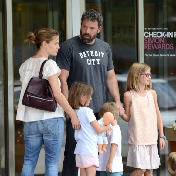 Ben Affleck et Jennifer Garner se retrouvent pour une journée en famille avec leurs enfants Violet, Samuel et Seraphina à Atlanta, le 8 août 2015. Malgré leur séparation Ben et Jennifer continuent à porter leurs alliances.