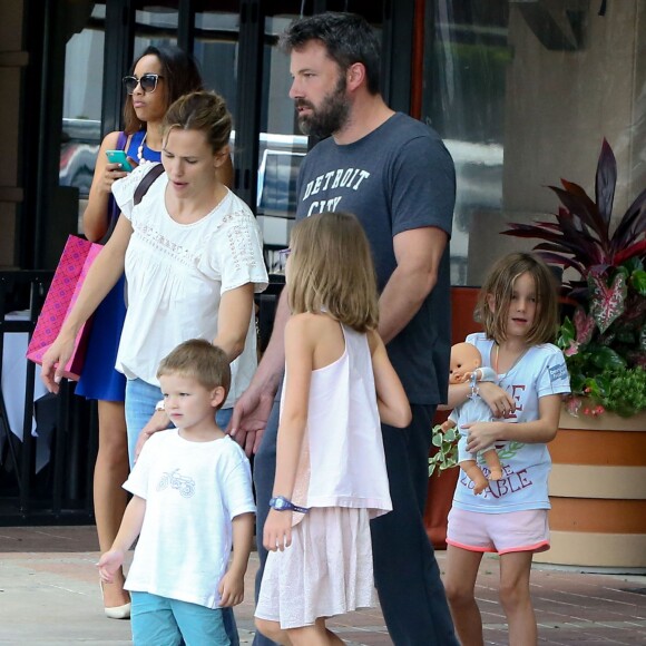 Ben Affleck et Jennifer Garner se retrouvent pour une journée en famille avec leurs enfants Violet, Samuel et Seraphina à Atlanta, le 8 août 2015. Malgré leur séparation Ben et Jennifer continuent à porter leurs alliances.