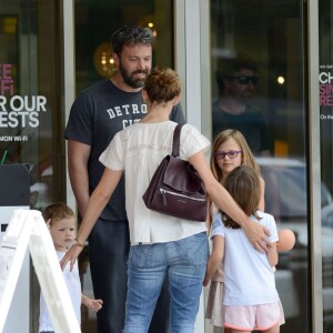Ben Affleck et Jennifer Garner se retrouvent pour une journée en famille avec leurs enfants Violet, Samuel et Seraphina à Atlanta, le 8 août 2015. Malgré leur séparation Ben et Jennifer continuent à porter leurs alliances.